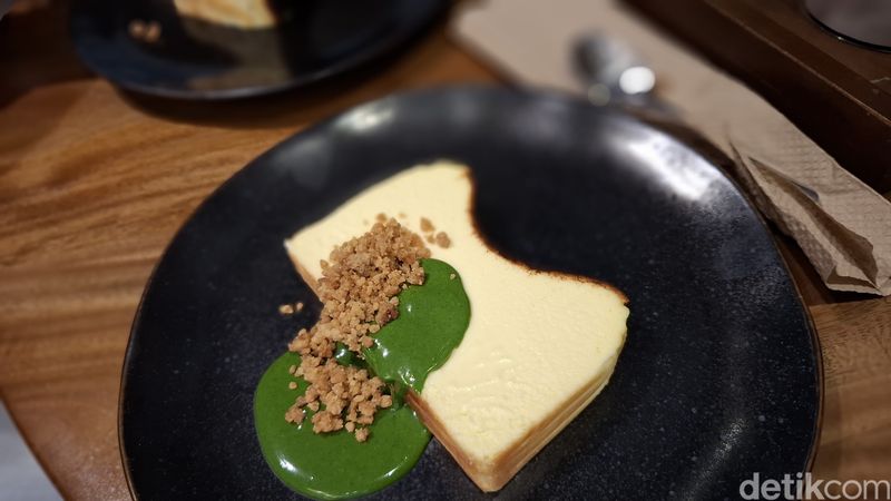 Menyeruput Seduhan Matcha hingga Hojicha Langka Asli dari Jepang, Ruangan mungil yang eksklusif, Variasi metode seduhan teh, Pengalaman mencicip matcha dan hojicha yang langka ada di halaman berikutnya., Pilihan matcha berkualitas ceremonial, Hojicha langka yang unik rasanya, Perpaduan cheesecake dengan teh