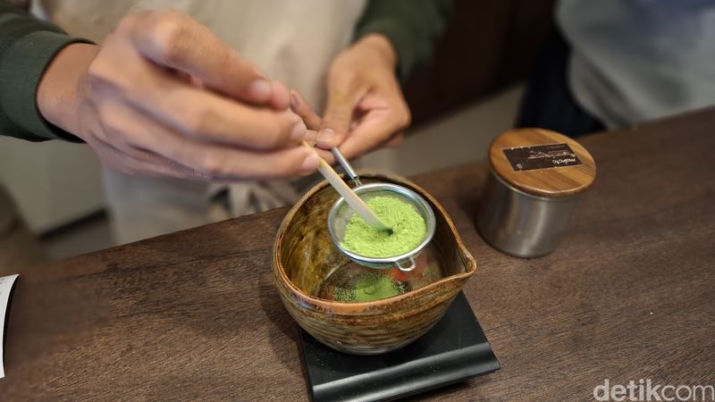 Menyeruput Seduhan Matcha hingga Hojicha Langka Asli dari Jepang, Ruangan mungil yang eksklusif, Variasi metode seduhan teh, Pengalaman mencicip matcha dan hojicha yang langka ada di halaman berikutnya., Pilihan matcha berkualitas ceremonial, Hojicha langka yang unik rasanya, Perpaduan cheesecake dengan teh