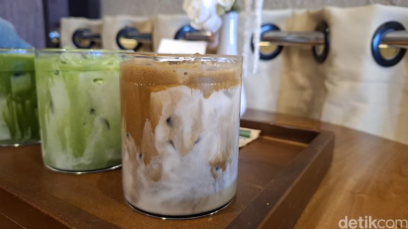 Menyeruput Seduhan Matcha hingga Hojicha Langka Asli dari Jepang, Ruangan mungil yang eksklusif, Variasi metode seduhan teh, Pengalaman mencicip matcha dan hojicha yang langka ada di halaman berikutnya., Pilihan matcha berkualitas ceremonial, Hojicha langka yang unik rasanya, Perpaduan cheesecake dengan teh