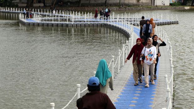 Array,Sensasi Berjalan di Jembatan Apung Situ Rawa Kalong Depok