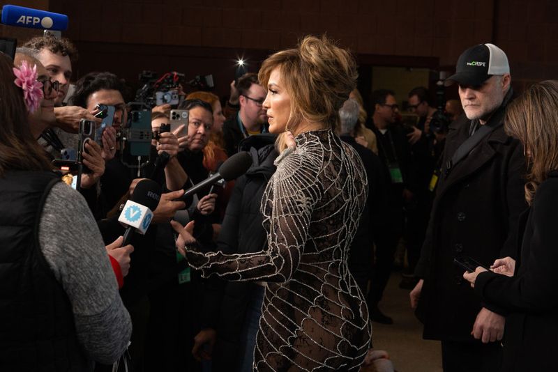 Array,Ikut Tren Method Dressing, JLo Pakai Gaun Jaring Laba-laba saat Promosi Film