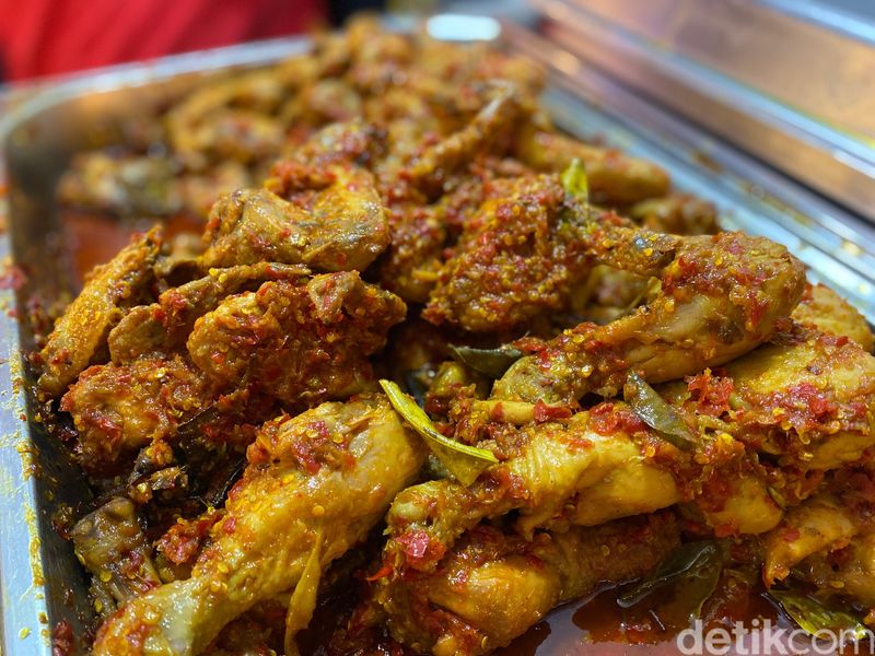 5 Olahan Ayam Viral di Medsos, Chicken Tender hingga Ayam Woku, Berikut lima tempat makan yang tengah viral karena menu ayamnya:, 1. Ayam Sambal Melawai, 2. Little Olie,   3. Ayam Renald, Cek di Halaman Selanjtunya!,              4. Pondok Ayam Goreng Tebet Barat, 5. Almaz Fried Chicken