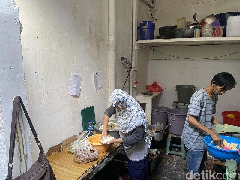 Blusukan Cicip Combro Viral di Gang Sempit yang Eksis Sejak 1992, 1. Combro Legendaris di Pasar Jatinegara, 2. Sempat Tak Laku, 3. Resep Combro Turun Temurun, Kisah Selanjutnya ada di Halaman Berikutnya!, 4. Combro Viral Ramai Antrean