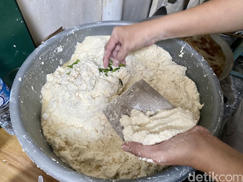 Blusukan Cicip Combro Viral di Gang Sempit yang Eksis Sejak 1992, 1. Combro Legendaris di Pasar Jatinegara, 2. Sempat Tak Laku, 3. Resep Combro Turun Temurun, Kisah Selanjutnya ada di Halaman Berikutnya!, 4. Combro Viral Ramai Antrean