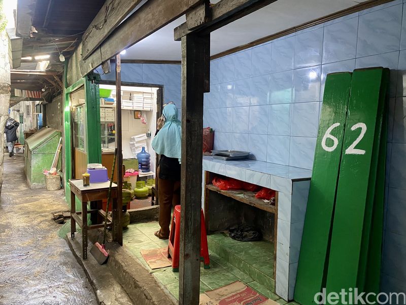 Blusukan Cicip Combro Viral di Gang Sempit yang Eksis Sejak 1992, 1. Combro Legendaris di Pasar Jatinegara, 2. Sempat Tak Laku, 3. Resep Combro Turun Temurun, Kisah Selanjutnya ada di Halaman Berikutnya!, 4. Combro Viral Ramai Antrean