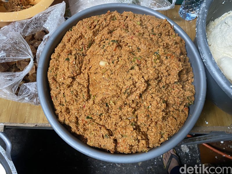 Blusukan Cicip Combro Viral di Gang Sempit yang Eksis Sejak 1992, 1. Combro Legendaris di Pasar Jatinegara, 2. Sempat Tak Laku, 3. Resep Combro Turun Temurun, Kisah Selanjutnya ada di Halaman Berikutnya!, 4. Combro Viral Ramai Antrean