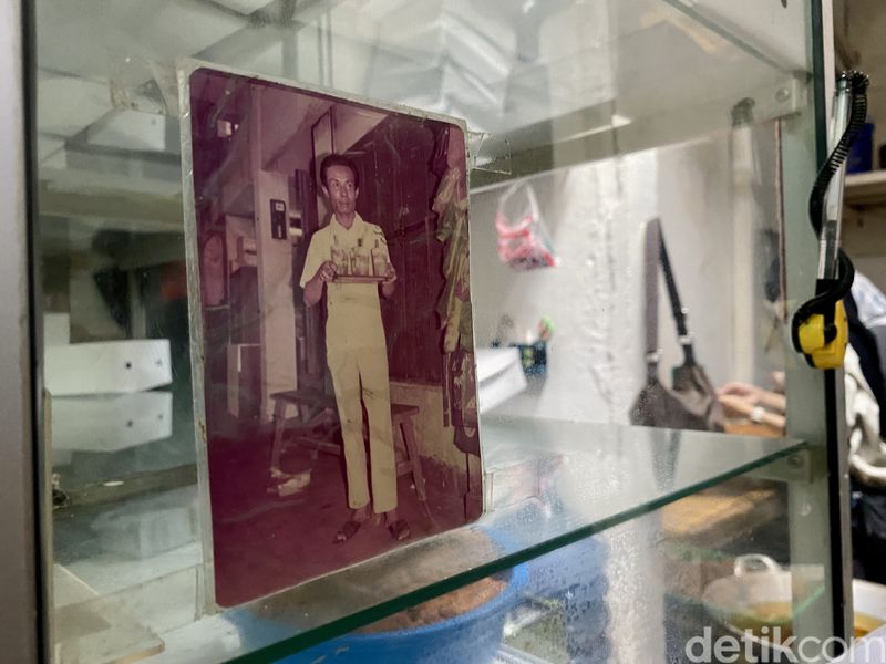 Blusukan Cicip Combro Viral di Gang Sempit yang Eksis Sejak 1992, 1. Combro Legendaris di Pasar Jatinegara, 2. Sempat Tak Laku, 3. Resep Combro Turun Temurun, Kisah Selanjutnya ada di Halaman Berikutnya!, 4. Combro Viral Ramai Antrean