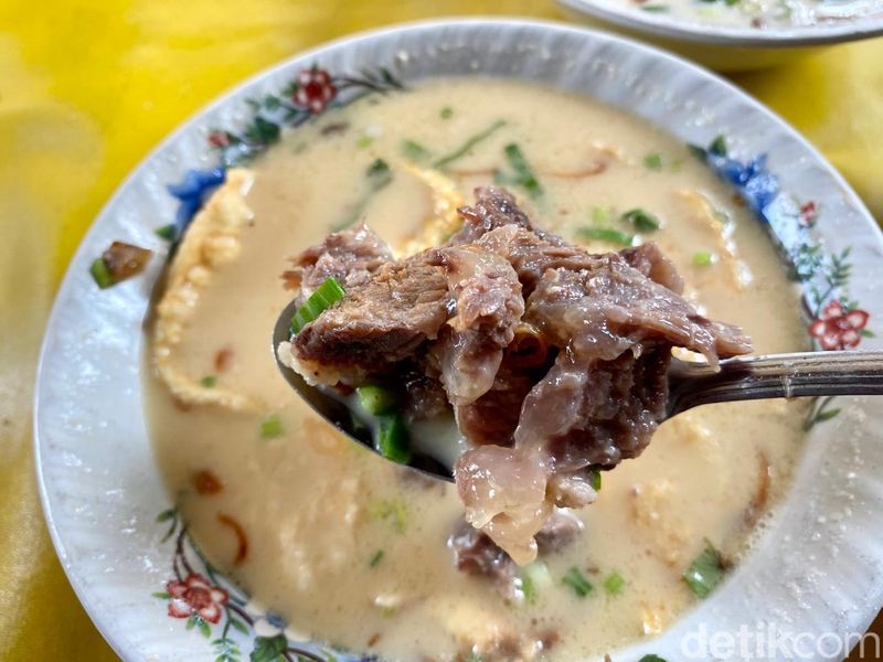 Ini Soto Betawi Legendaris di Jatinegara, Awalnya Rp 250 Perak Semangkuk, 1. Berjualan di Dalam Terminal, 2. Ciri Khas Soto Betawi Khas Soto Sapi Ni'mat, 3. Daging Dimasak Dua Kali, Cek Halaman Berikutnya!, 4. Soto Betawi Langganan Selebriti