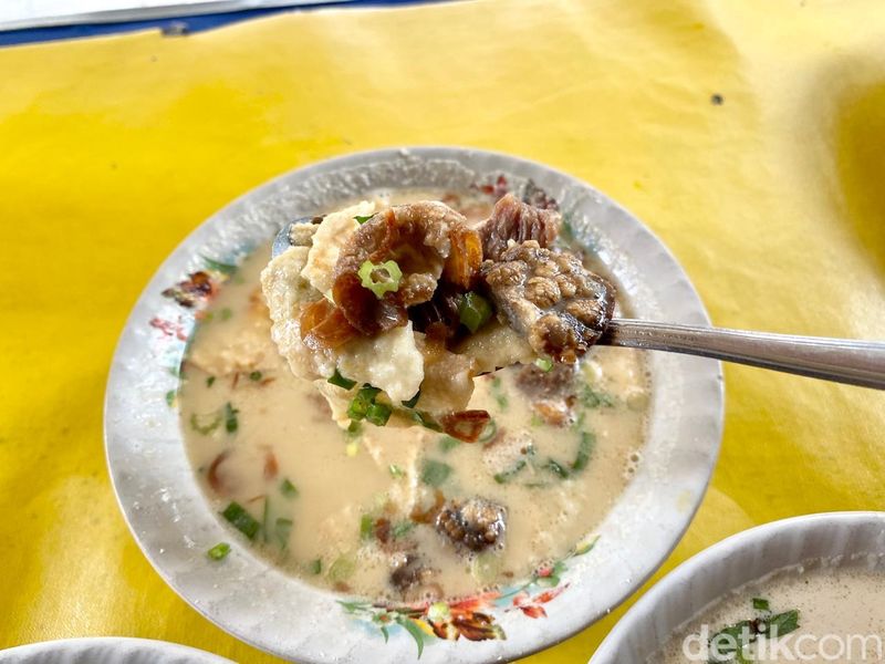 Ini Soto Betawi Legendaris di Jatinegara, Awalnya Rp 250 Perak Semangkuk, 1. Berjualan di Dalam Terminal, 2. Ciri Khas Soto Betawi Khas Soto Sapi Ni'mat, 3. Daging Dimasak Dua Kali, Cek Halaman Berikutnya!, 4. Soto Betawi Langganan Selebriti