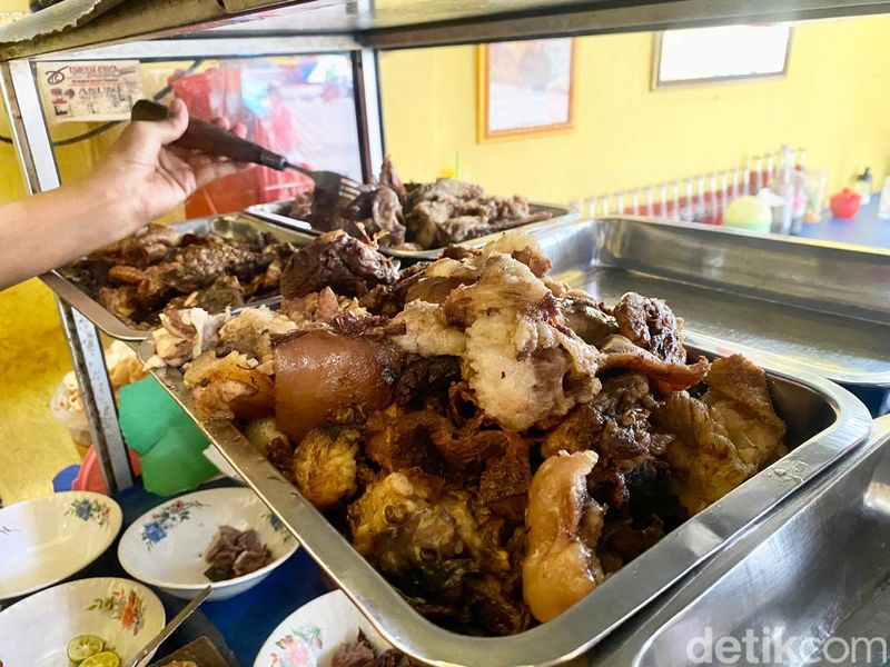 Ini Soto Betawi Legendaris di Jatinegara, Awalnya Rp 250 Perak Semangkuk, 1. Berjualan di Dalam Terminal, 2. Ciri Khas Soto Betawi Khas Soto Sapi Ni'mat, 3. Daging Dimasak Dua Kali, Cek Halaman Berikutnya!, 4. Soto Betawi Langganan Selebriti