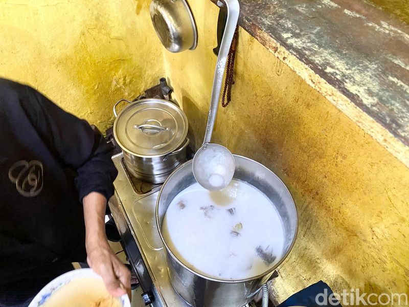 Ini Soto Betawi Legendaris di Jatinegara, Awalnya Rp 250 Perak Semangkuk, 1. Berjualan di Dalam Terminal, 2. Ciri Khas Soto Betawi Khas Soto Sapi Ni'mat, 3. Daging Dimasak Dua Kali, Cek Halaman Berikutnya!, 4. Soto Betawi Langganan Selebriti