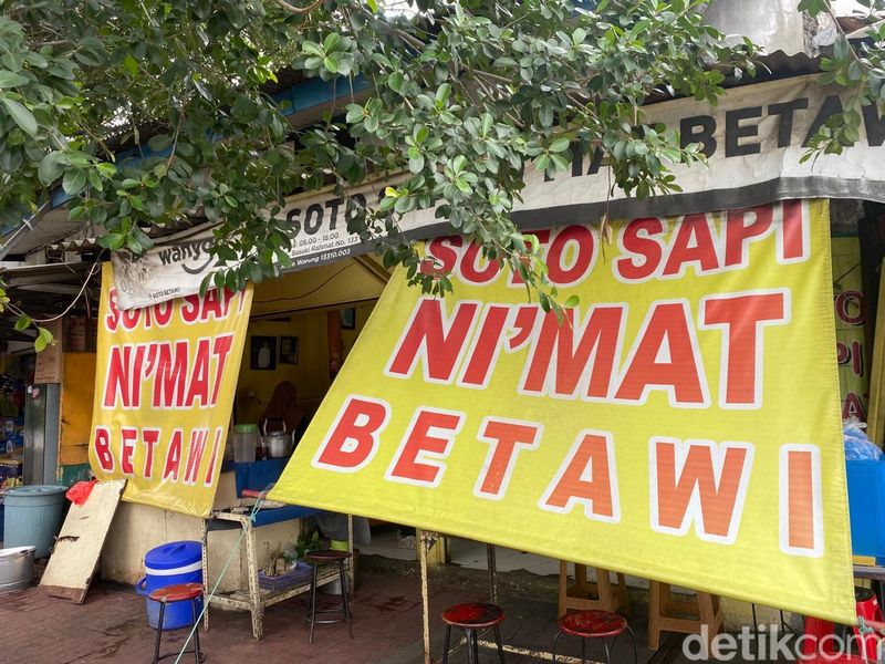 Ini Soto Betawi Legendaris di Jatinegara, Awalnya Rp 250 Perak Semangkuk, 1. Berjualan di Dalam Terminal, 2. Ciri Khas Soto Betawi Khas Soto Sapi Ni'mat, 3. Daging Dimasak Dua Kali, Cek Halaman Berikutnya!, 4. Soto Betawi Langganan Selebriti