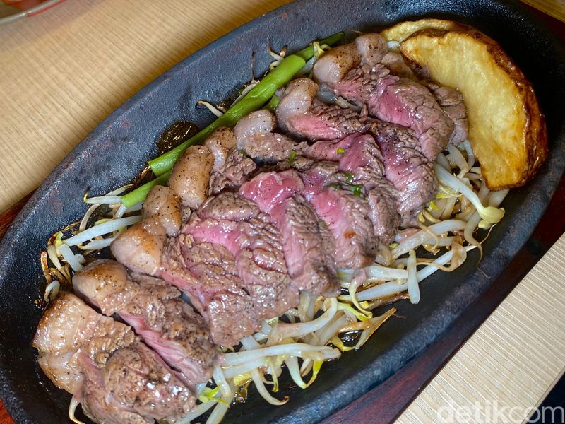 Ikira Steak: Maknyus! Sirloin Steak ala Jepang dengan 5 Saus Pilihan, Beefsteak ala Jepang yang Halal, Disajikan di Atas Hot Plate, Ichibo Steak yang Juicy Lumer, Toriniku, Steak Ayam yang Juicy Renyah, Gyoza yang Padat Isian
