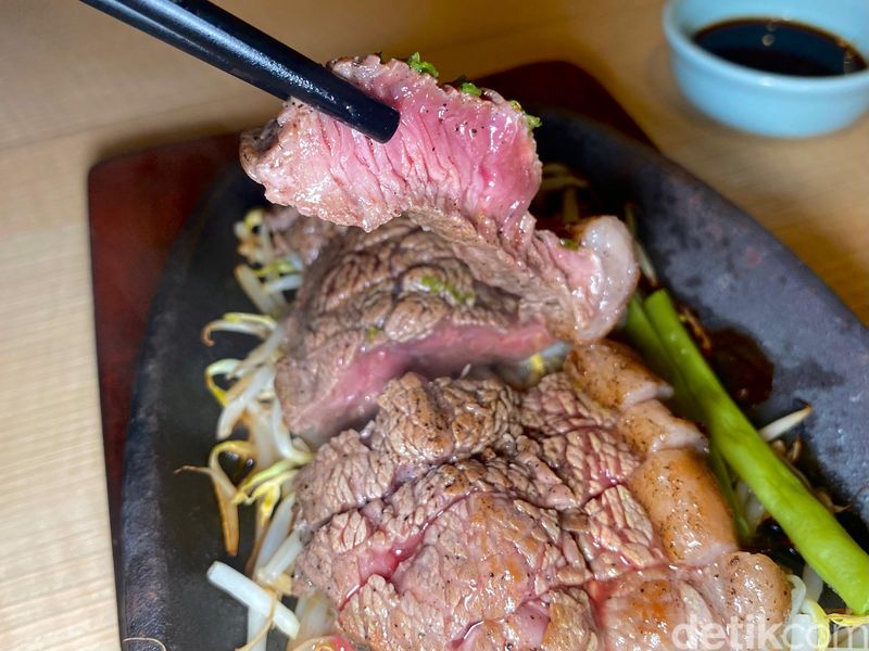 Ikira Steak: Maknyus! Sirloin Steak ala Jepang dengan 5 Saus Pilihan, Beefsteak ala Jepang yang Halal, Disajikan di Atas Hot Plate, Ichibo Steak yang Juicy Lumer, Toriniku, Steak Ayam yang Juicy Renyah, Gyoza yang Padat Isian