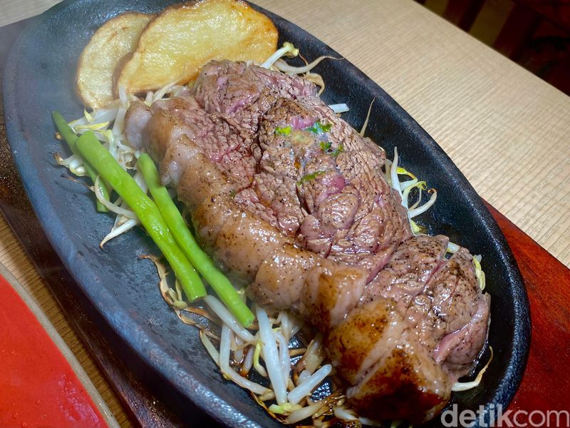 Ikira Steak: Maknyus! Sirloin Steak ala Jepang dengan 5 Saus Pilihan, Beefsteak ala Jepang yang Halal, Disajikan di Atas Hot Plate, Ichibo Steak yang Juicy Lumer, Toriniku, Steak Ayam yang Juicy Renyah, Gyoza yang Padat Isian