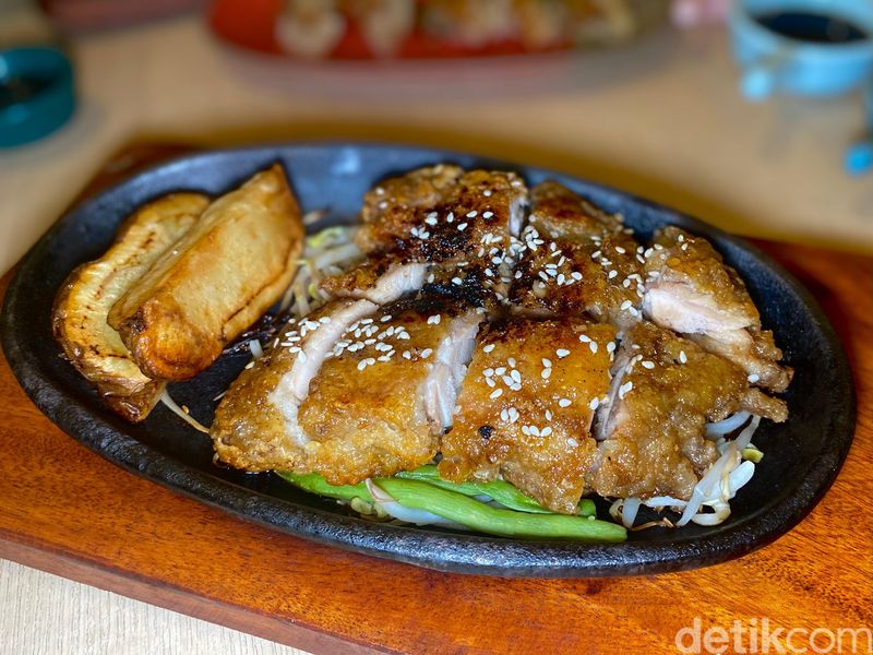 Ikira Steak: Maknyus! Sirloin Steak ala Jepang dengan 5 Saus Pilihan, Beefsteak ala Jepang yang Halal, Disajikan di Atas Hot Plate, Ichibo Steak yang Juicy Lumer, Toriniku, Steak Ayam yang Juicy Renyah, Gyoza yang Padat Isian