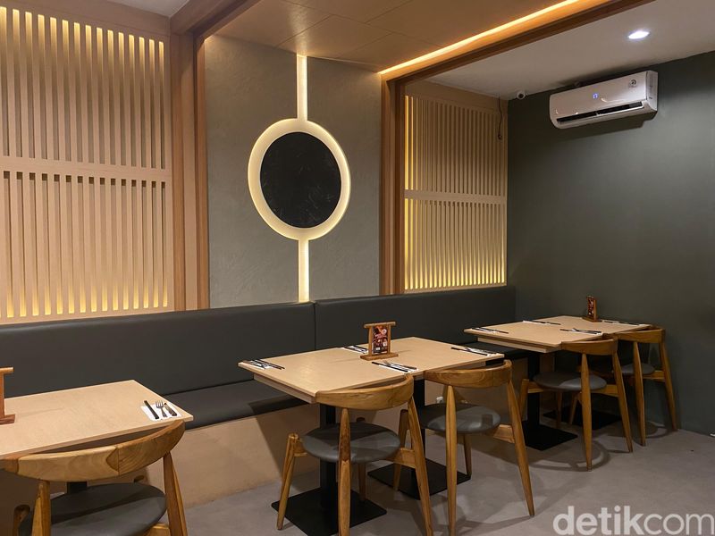 Ikira Steak: Maknyus! Sirloin Steak ala Jepang dengan 5 Saus Pilihan, Beefsteak ala Jepang yang Halal, Disajikan di Atas Hot Plate, Ichibo Steak yang Juicy Lumer, Toriniku, Steak Ayam yang Juicy Renyah, Gyoza yang Padat Isian