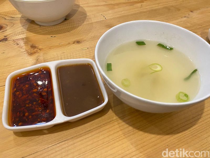 Yellow Duck: Harum Gurih Nasi Hainam Bebek Peking Panggang di Bekasi, 1. Resto China rating 4,8 di Google Review, 2. Nasi Hainam Bebek Panggang yang sedap, 3. Mie Hongkong Ayam Panggang tak kalah sedap, 4. Hot Plate Cakwe Udang dan buncis cabe garam