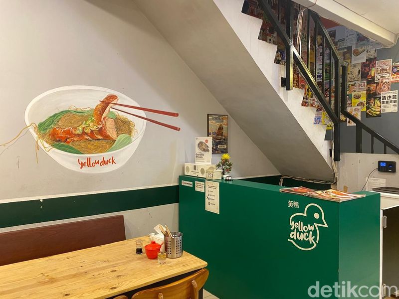 Yellow Duck: Harum Gurih Nasi Hainam Bebek Peking Panggang di Bekasi, 1. Resto China rating 4,8 di Google Review, 2. Nasi Hainam Bebek Panggang yang sedap, 3. Mie Hongkong Ayam Panggang tak kalah sedap, 4. Hot Plate Cakwe Udang dan buncis cabe garam