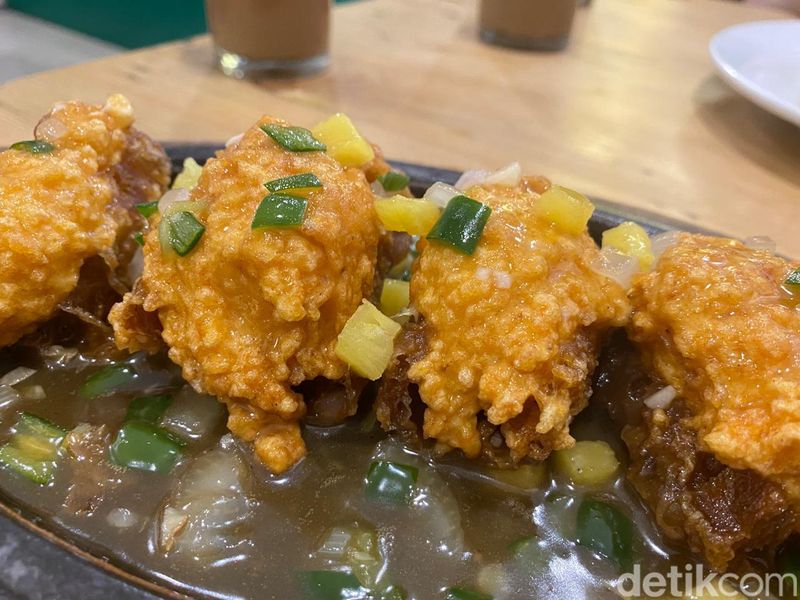 Yellow Duck: Harum Gurih Nasi Hainam Bebek Peking Panggang di Bekasi, 1. Resto China rating 4,8 di Google Review, 2. Nasi Hainam Bebek Panggang yang sedap, 3. Mie Hongkong Ayam Panggang tak kalah sedap, 4. Hot Plate Cakwe Udang dan buncis cabe garam