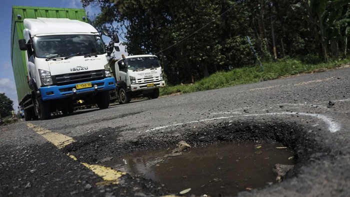 Array,Jalur Pantura Banyak Jalan Berlubang, Tanggung Jawab Siapa?