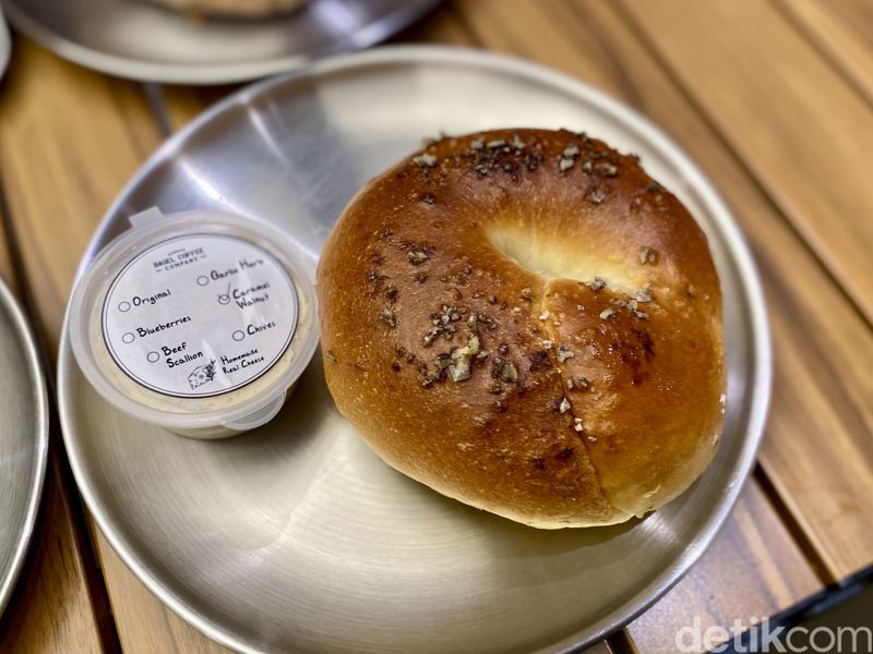 Bagel Coffee Company: Menikmati Kopi 'Sugar Daddy' Sambil Ngemil Bagel Korea, 1. Kafe milik Q Grader, 2. Menawarkan 4 pilihan espresso, 3. Kopi 'sugar daddy' yang fruity dan lembut, 4. Menawarkan bagel gaya Korea, 5. Varian salted bagel hingga bagel pistachio