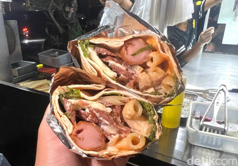 Array,Rela Antre 1 Jam Demi Cicip Kebab 'Gendut' yang Viral di Sunter!