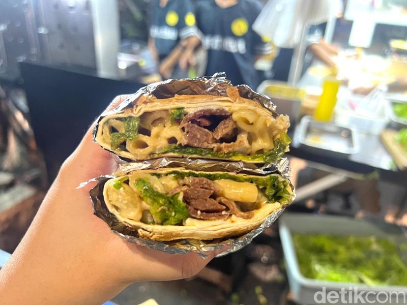 Array,Rela Antre 1 Jam Demi Cicip Kebab 'Gendut' yang Viral di Sunter!