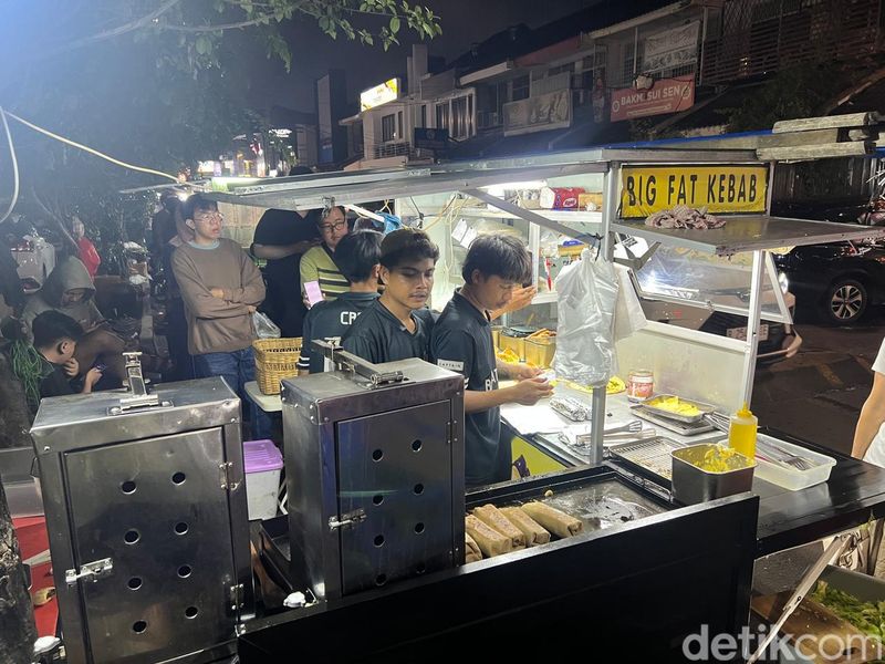 Array,Rela Antre 1 Jam Demi Cicip Kebab 'Gendut' yang Viral di Sunter!
