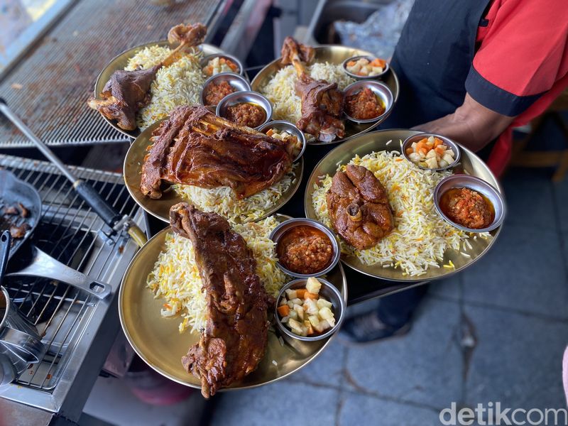 Bosgil: Nasi Mandhi Lauk Ayam dan Kambing Panggang Berempah, Baru Berjualan 4 Tahun, Nasi Mandhi Berempah yang Gurih, Ayam dan Kambing Panggang Empuk Lembut, Tersedia Ukuran Personal hingga Loyang Besar, Menu Lain yang dapat Dinikmati
