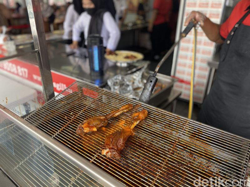 Bosgil: Nasi Mandhi Lauk Ayam dan Kambing Panggang Berempah, Baru Berjualan 4 Tahun, Nasi Mandhi Berempah yang Gurih, Ayam dan Kambing Panggang Empuk Lembut, Tersedia Ukuran Personal hingga Loyang Besar, Menu Lain yang dapat Dinikmati
