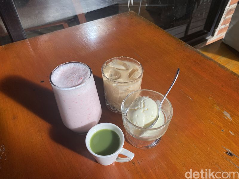 Rene Cafe: Asrinya Kafe Nuansa Puncak yang 'Tersembunyi' di Jakarta Timur, Tawarkan Suasana Puncak yang Asri Sejuk, Banyak Spot Foto Aesthetic, Santai Menikmati Es Kopi Susu dan Matcha Affogato, Lidah Penyet dan Pisang Goreng Pasir yang Mantul