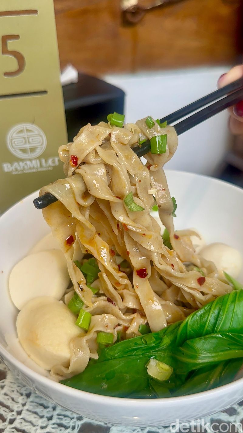 Bakmi Lei: Bakmi Halal 'Hidden Gem' Depok Topping Ayam Kampung Nikmat,   Konsep unik di dalam perumahan, Bakmi homemade berbahan telur bebek, Bakmi Chinese halal topping ayam kampung dan cincang, Mee Pok Singapore ditemani es teh susu bunga lawang