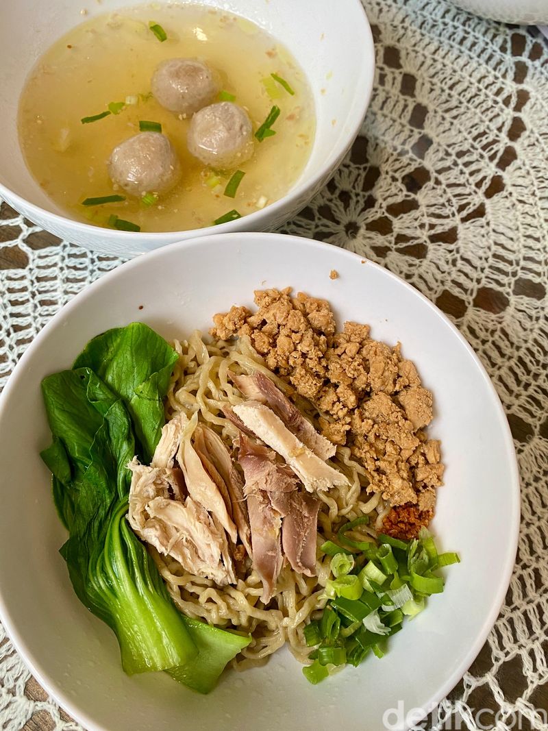 Bakmi Lei: Bakmi Halal 'Hidden Gem' Depok Topping Ayam Kampung Nikmat,   Konsep unik di dalam perumahan, Bakmi homemade berbahan telur bebek, Bakmi Chinese halal topping ayam kampung dan cincang, Mee Pok Singapore ditemani es teh susu bunga lawang