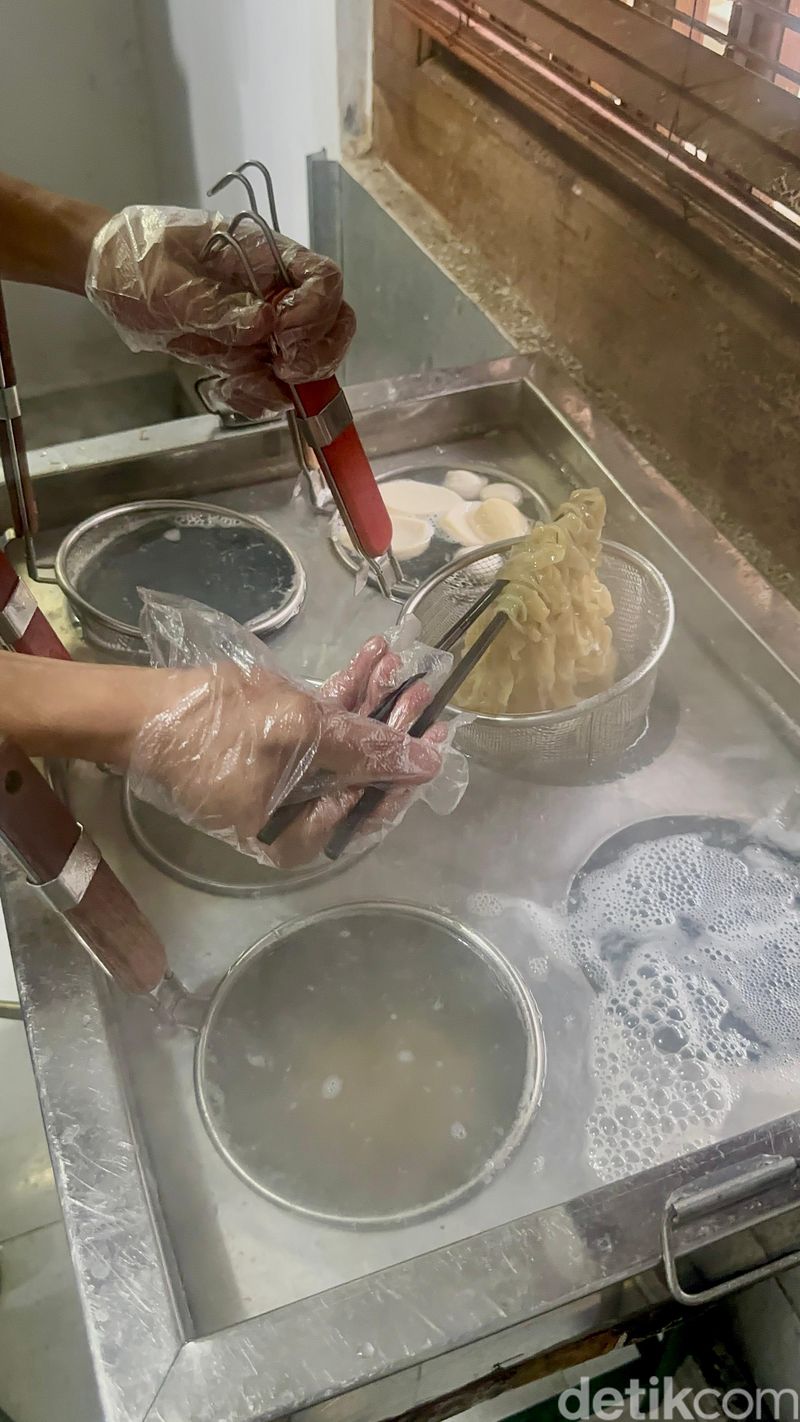 Bakmi Lei: Bakmi Halal 'Hidden Gem' Depok Topping Ayam Kampung Nikmat,   Konsep unik di dalam perumahan, Bakmi homemade berbahan telur bebek, Bakmi Chinese halal topping ayam kampung dan cincang, Mee Pok Singapore ditemani es teh susu bunga lawang