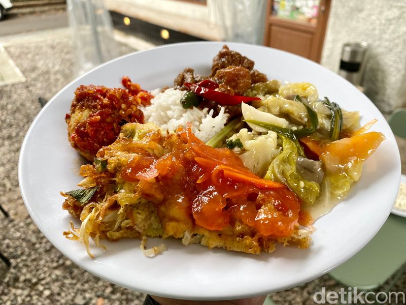 RM Cahaya Selatan: Nasi Warteg Kekinian dengan Lauk Telur Tomat hingga Fuyunghai Sedap, 1. Warteg China Peranakan khas Jaksel, 2. Paket Nasi Rames Sinyo, 3. Paket Nasi Rames Nyonya, 4. Paket Nasi Rames Babah