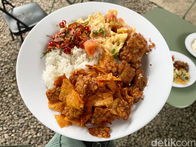 RM Cahaya Selatan: Nasi Warteg Kekinian dengan Lauk Telur Tomat hingga Fuyunghai Sedap, 1. Warteg China Peranakan khas Jaksel, 2. Paket Nasi Rames Sinyo, 3. Paket Nasi Rames Nyonya, 4. Paket Nasi Rames Babah
