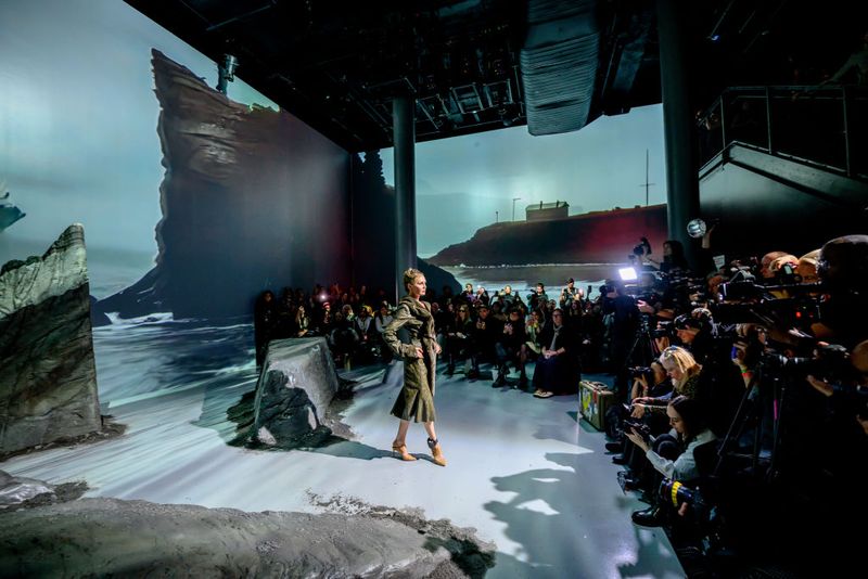 Array,Anna Delvey Beraksi di Catwalk, Gelang Kaki Tahanan Rumah Tetap Dipakai