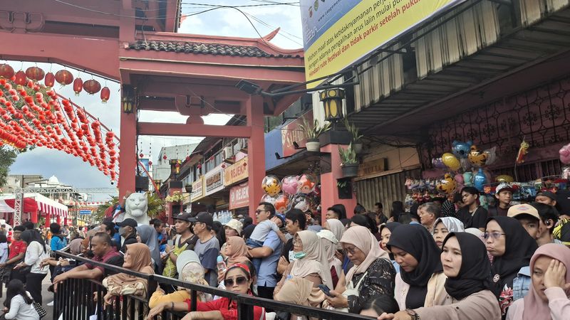 Daftar 10 Lokasi Healing Murah Meriah di Bogor, Bisa Sambil Jajan, 1. Alun-alun Kota Bogor, 2. Taman Kencana, 3. Taman Air Mancur, 4. Taman dan Lapangan Sempur, 5. Kebun Raya Bogor, 6. Jalan Surya Kencana, 7. Ruko Taman Yasmin, 8. Situ Gede, 9. Pusat Jajanan Bangbarung, 10. Taman Budaya Sentul City