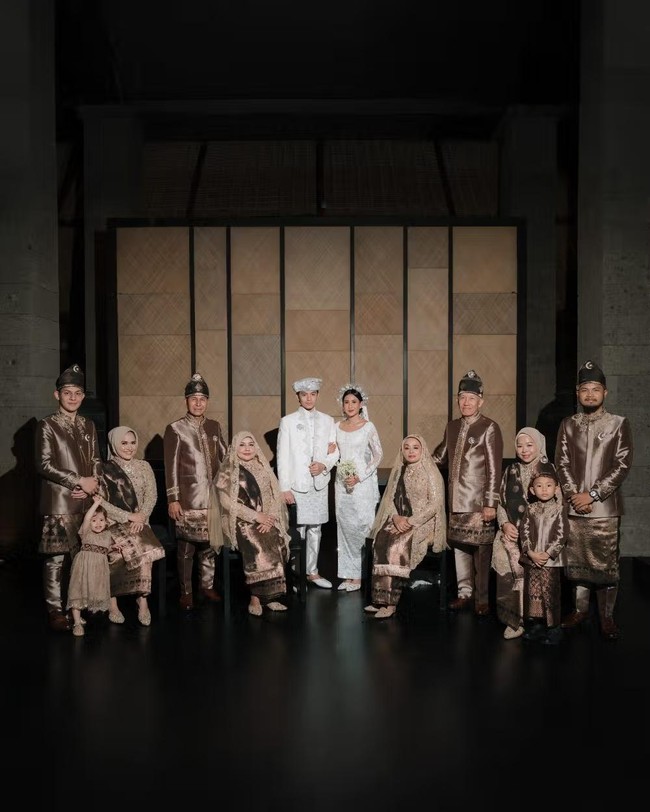 Array,Inspirasi Seragam Keluarga di Pernikahan Angga Yunanda & Shenina Cinnamon