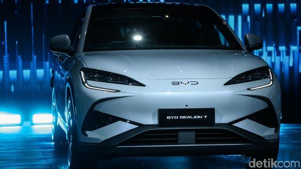 Array,Ini Mobil yang Dipakai Pria Joget Cuan MBG saat Parkir Sembarangan