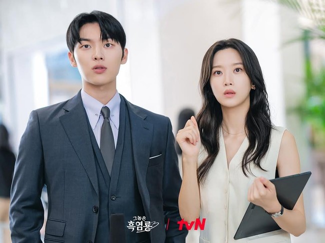 Array,8 Drama Korea Komedi Romantis 2025 Rating Tinggi, Bikin Ngakak hingga Baper