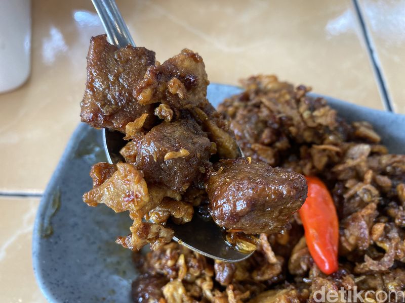 Sate Maranggi Guru Mughni: Empuk Berempah Sate Maranggi Pedas ala Jaksel, Daging has dalam yang empuk, Kreasi menu bercampur telur yang unik, Daging iga yang tebal dan tak amis, Sate maranggi pedas minim lemak