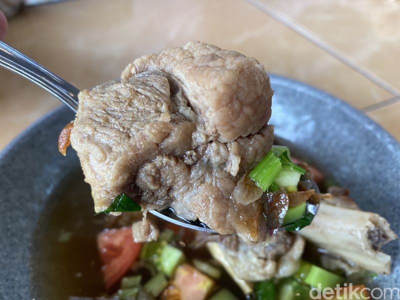 Sate Maranggi Guru Mughni: Empuk Berempah Sate Maranggi Pedas ala Jaksel, Daging has dalam yang empuk, Kreasi menu bercampur telur yang unik, Daging iga yang tebal dan tak amis, Sate maranggi pedas minim lemak