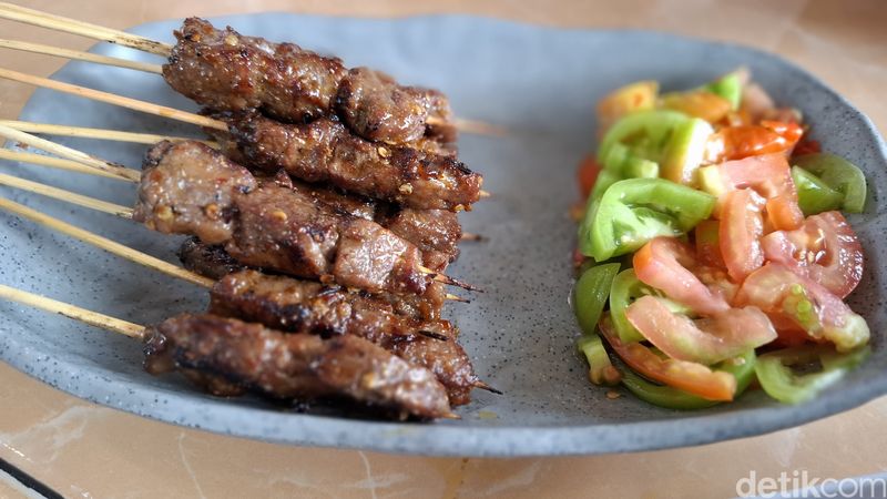 Sate Maranggi Guru Mughni: Empuk Berempah Sate Maranggi Pedas ala Jaksel, Daging has dalam yang empuk, Kreasi menu bercampur telur yang unik, Daging iga yang tebal dan tak amis, Sate maranggi pedas minim lemak