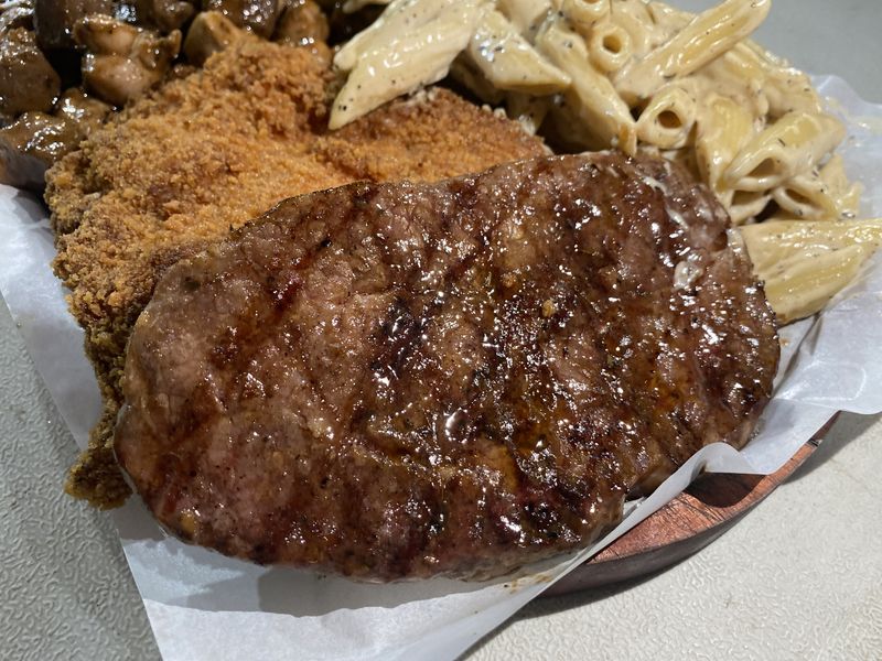 Gilllnet Grill: Warung Steak Platter Tendaan di Gandaria yang Murah Sedap, 1. Berawal dari menu sandwich, 2. Steak berkualitas dengan harga ekonomis, 3. Puas makan steak platter dengan penne creamy, 4. Signature Ribs Combo yang tak kalah sedap, 5. Raih omzet Rp 30 juta per hari
