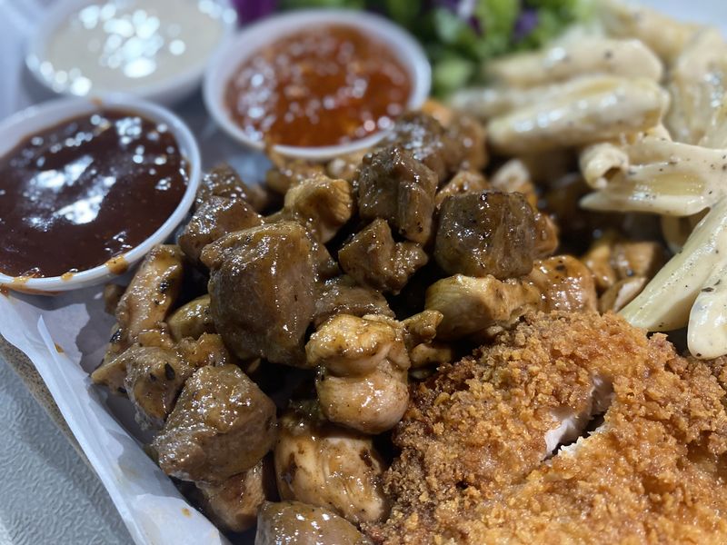 Gilllnet Grill: Warung Steak Platter Tendaan di Gandaria yang Murah Sedap, 1. Berawal dari menu sandwich, 2. Steak berkualitas dengan harga ekonomis, 3. Puas makan steak platter dengan penne creamy, 4. Signature Ribs Combo yang tak kalah sedap, 5. Raih omzet Rp 30 juta per hari