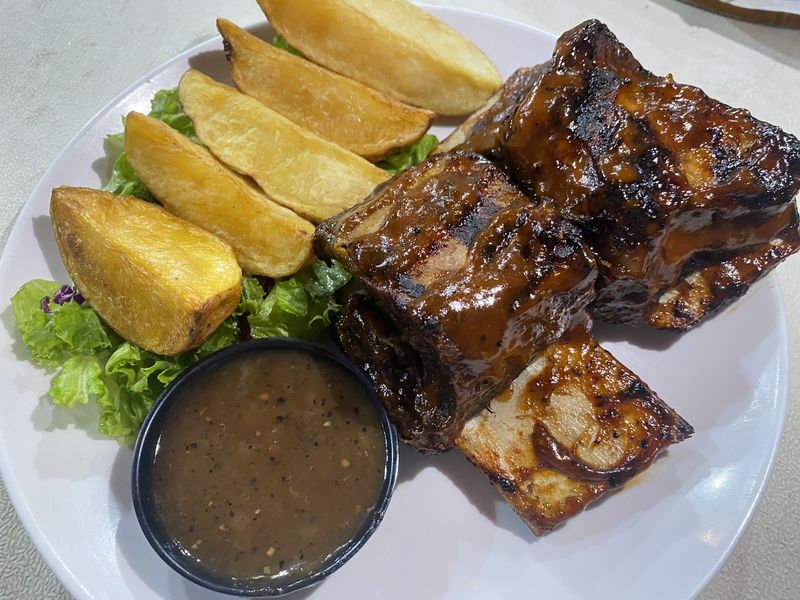 Gilllnet Grill: Warung Steak Platter Tendaan di Gandaria yang Murah Sedap, 1. Berawal dari menu sandwich, 2. Steak berkualitas dengan harga ekonomis, 3. Puas makan steak platter dengan penne creamy, 4. Signature Ribs Combo yang tak kalah sedap, 5. Raih omzet Rp 30 juta per hari