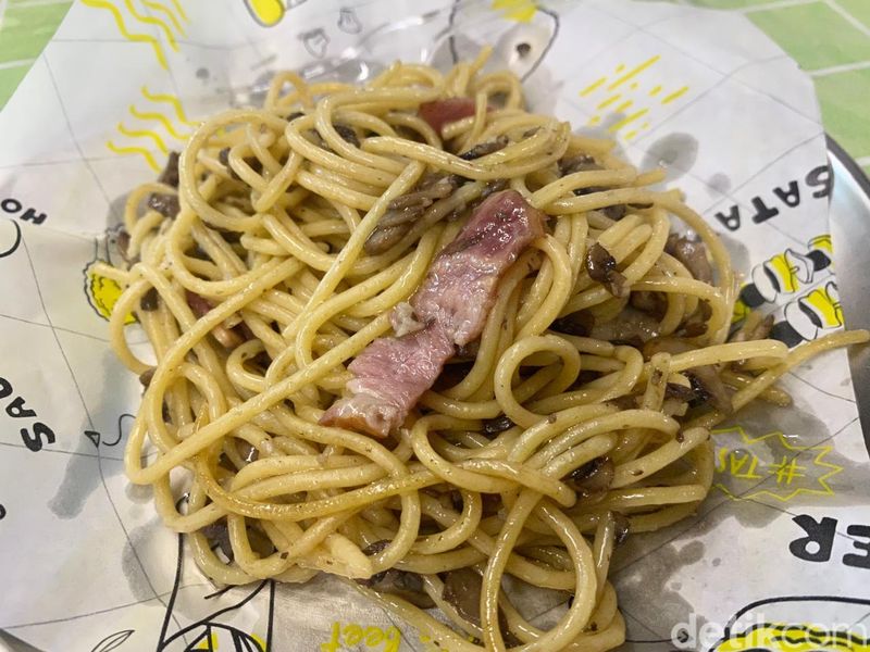 Puas! Makan Sourdough Pizza hingga Pasta AYCE Rp 88 Ribu, 1. Warung pizza tenda dengan paket menarik, 2. Pizza sourdough yang chewy dan dibuat fresh, 3. Beef pepperoni hingga Mushroom Pesto jadi andalan, 4. Pasta Smoked Beef dan Beef Podomoro patut dicoba