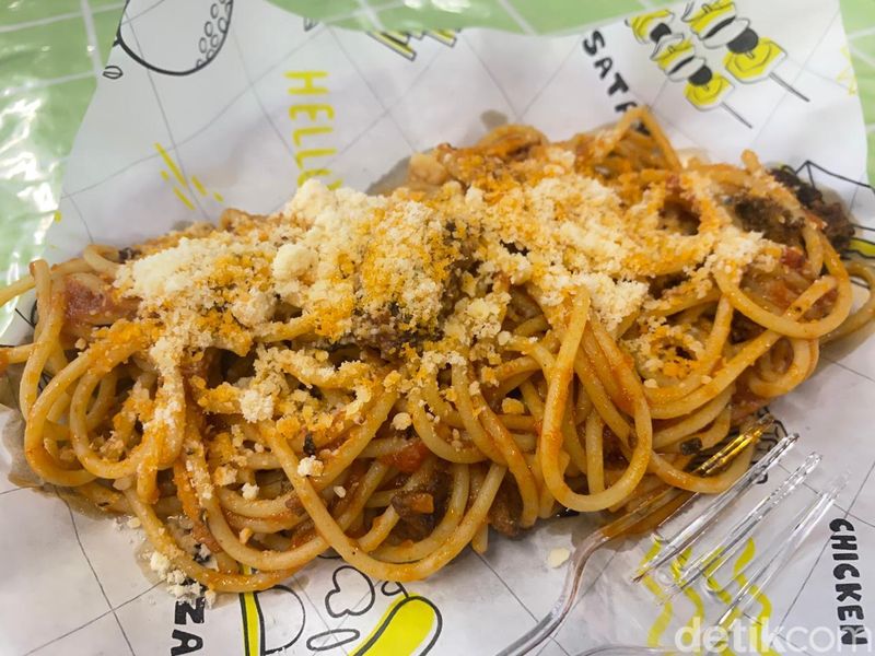 Puas! Makan Sourdough Pizza hingga Pasta AYCE Rp 88 Ribu, 1. Warung pizza tenda dengan paket menarik, 2. Pizza sourdough yang chewy dan dibuat fresh, 3. Beef pepperoni hingga Mushroom Pesto jadi andalan, 4. Pasta Smoked Beef dan Beef Podomoro patut dicoba